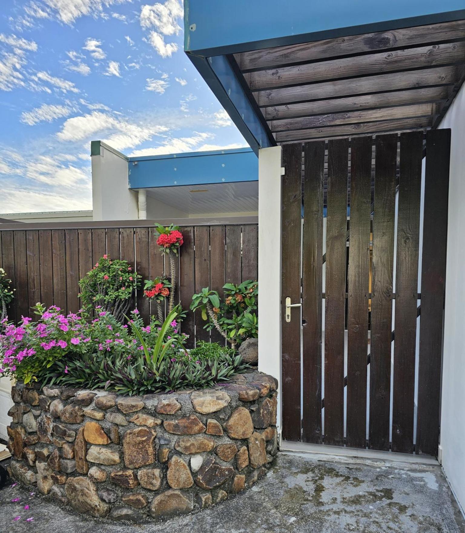 Cozy House In A Private Complex Vila Paea Exterior foto